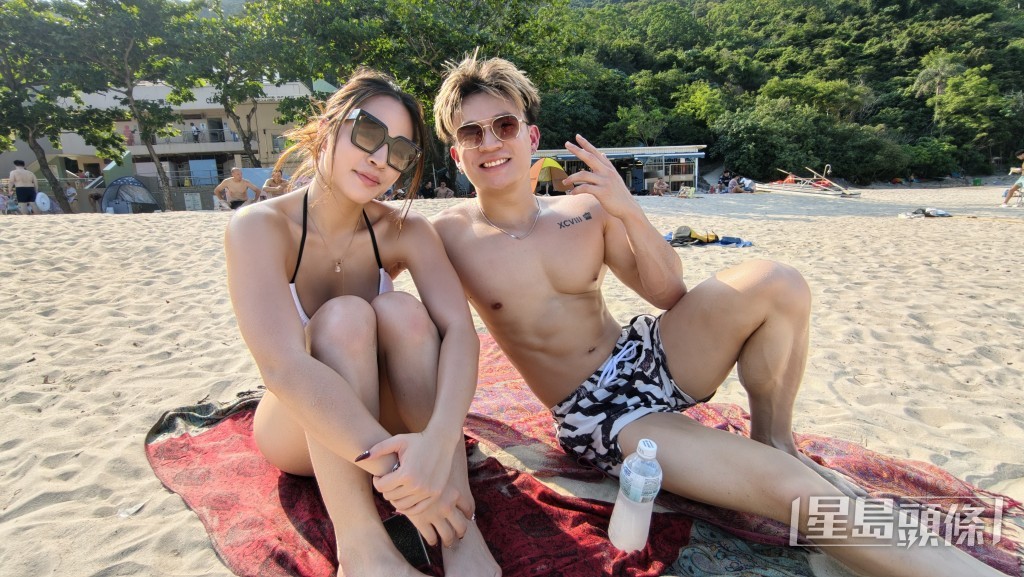 陳先生和女伴鄭小姐平時少曬太陽,亦趁今日到沙灘享受陽光。 陳先生和女伴鄭小姐平時少曬太陽,亦趁今日到沙灘享受陽光。