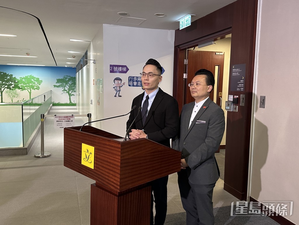 民建聯立法會議員陳勇(右)、梁熙(左)在立法會25周年午宴後見記者。常彧璠攝 民建聯立法會議員陳勇(右)、梁熙(左)在立法會25周年午宴後見記者。常彧璠攝