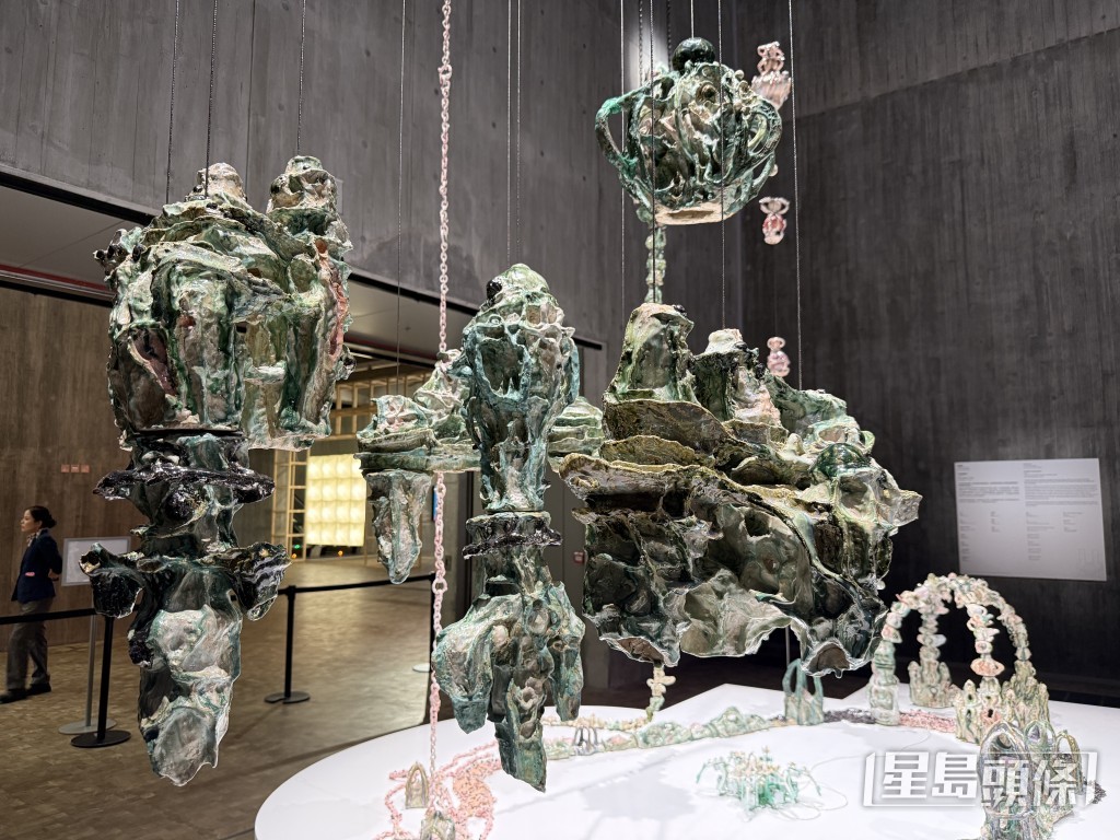 劉慧德作品:陶瓷雕塑系列《宇宙藍圖》。 劉慧德作品:陶瓷雕塑系列《宇宙藍圖》。