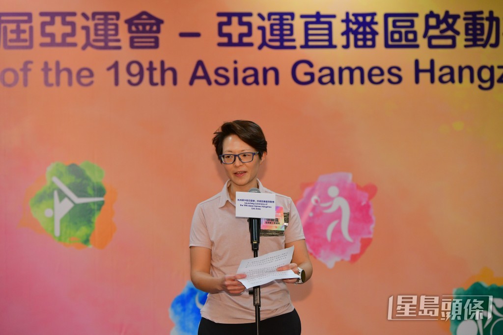 署理康文署署長徐曉露致辭時表示,康文署在36個體育館設立直播區,讓市民為港隊打氣。葉偉豪攝 署理康文署署長徐曉露致辭時表示,康文署在36個體育館設立直播區,讓市民為港隊打氣。葉偉豪攝