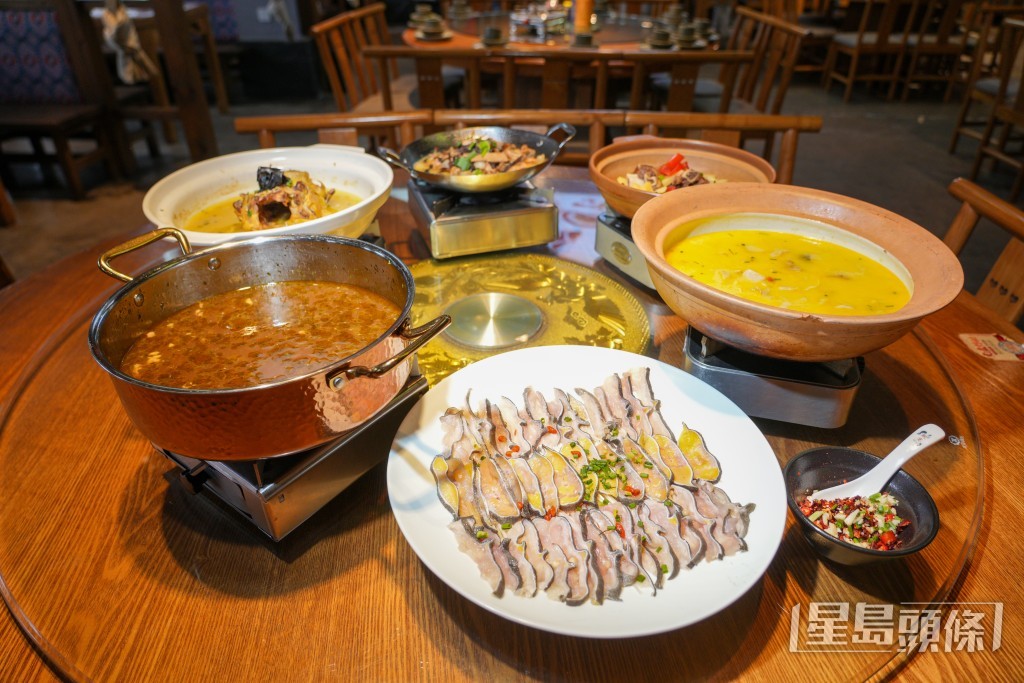 娃娃魚（又稱「中國大鯢」）是張家界的特色美食之一，今次記者來到張家界最興旺的步行街「溪布街」品嚐娃娃魚宴。