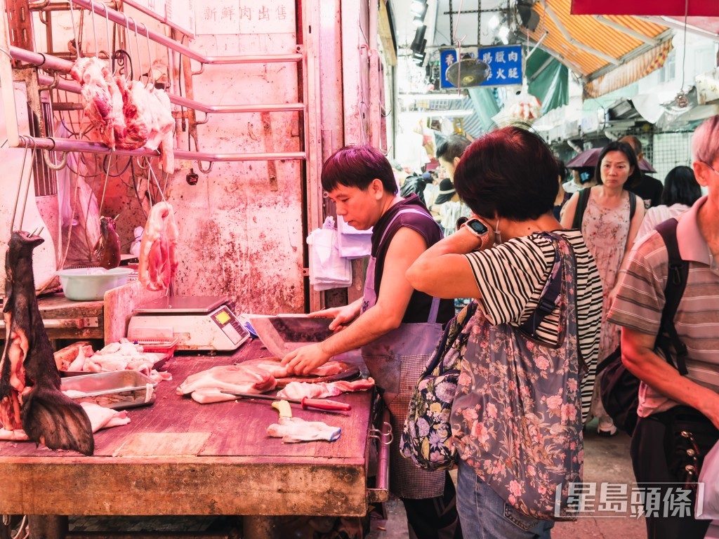 不少市民會前往附近街市「掃貨」,購買生活用品及食物。 不少市民會前往附近街市「掃貨」,購買生活用品及食物。