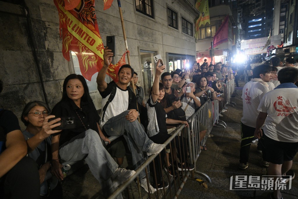 市民和遊客紛紛舉起手機拍攝大坑舞火龍。