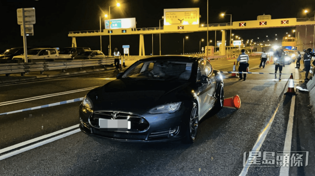 南灣隧道外職員慢線執勤 遭Tesla撞飛數米亡。 南灣隧道外職員慢線執勤 遭Tesla撞飛數米亡。