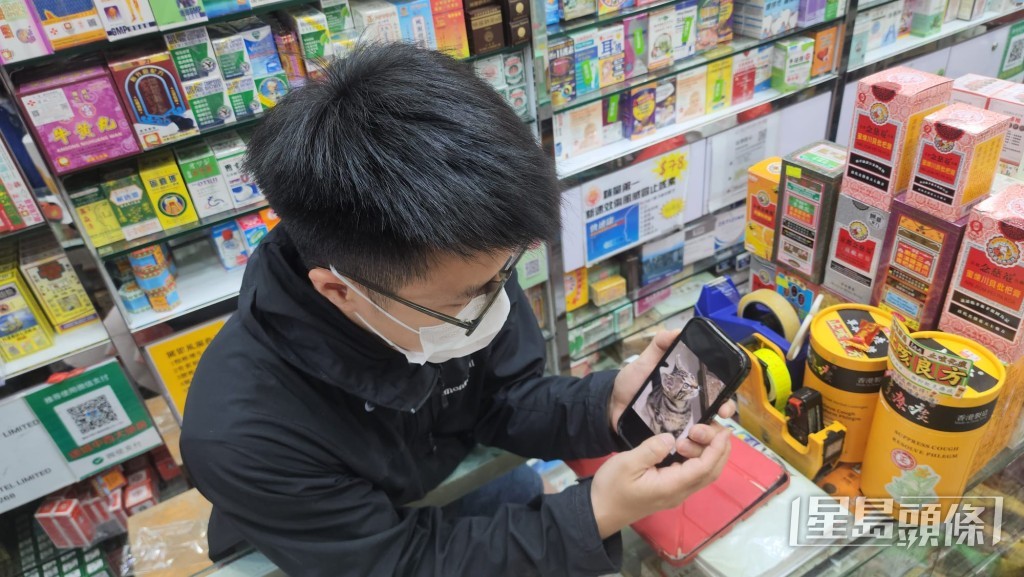 藥房員工向記者展示「阻B」的照片。黎志偉攝