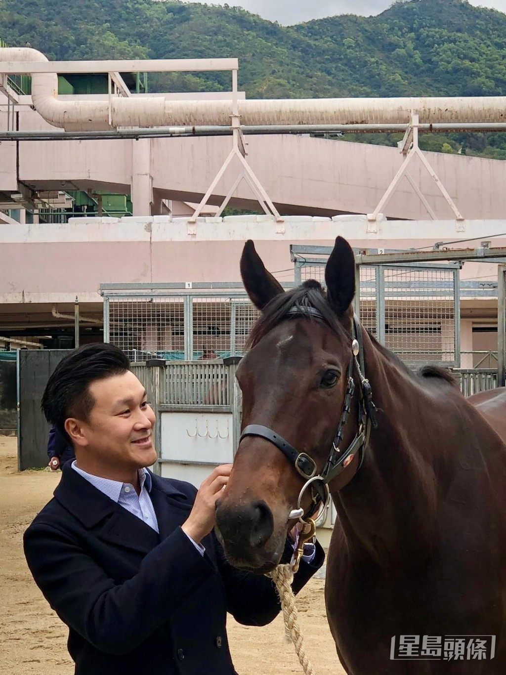 黎嘉豪為愛馬之人，喜歡入馬房探愛駒「烈火駿馬」，享受人馬互動。