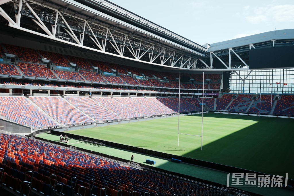 啟德主場館草坪一片綠油油。