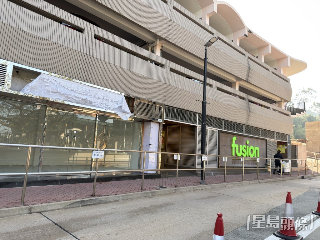 老婦於超市對開被無人機擊中頭。