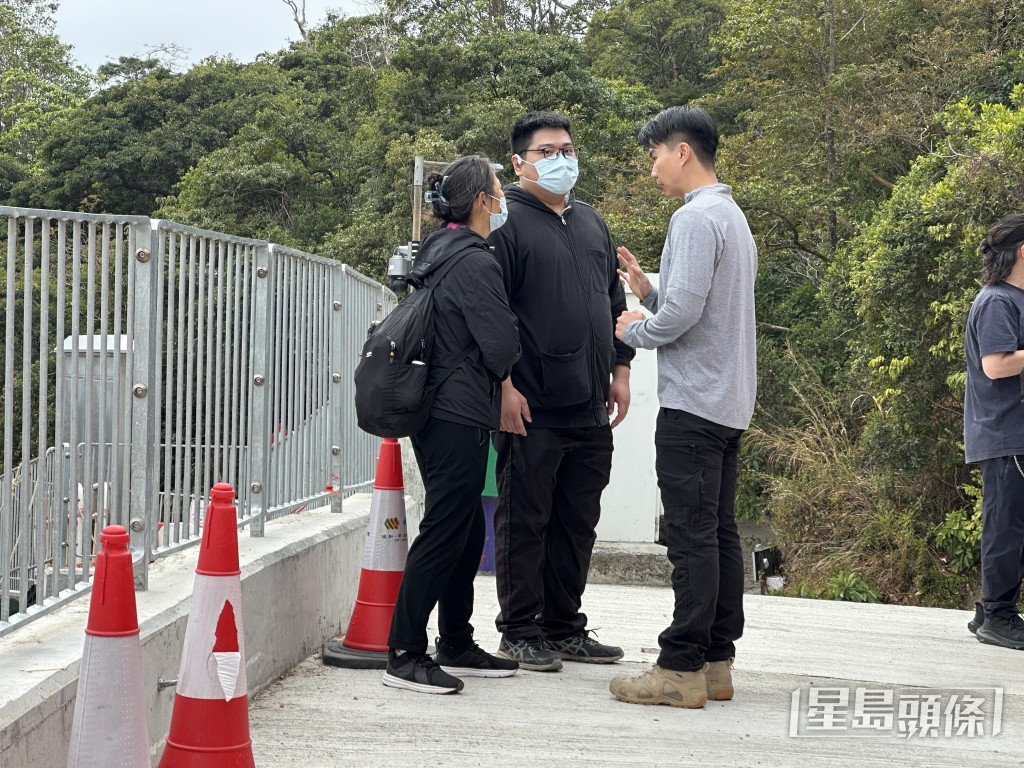 事主家属到场了解搜索行动。