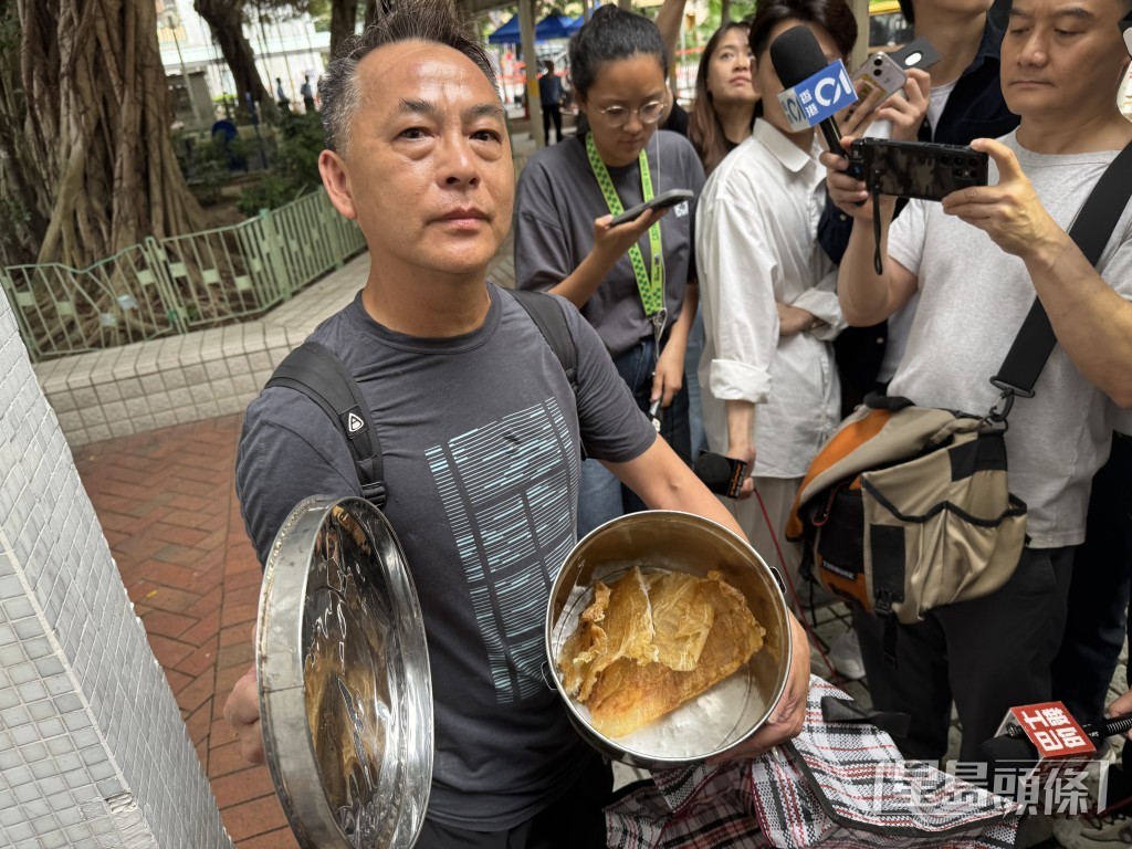 宏仁阁25楼的张先生寻回母亲珍藏陈年花胶。麦键泷摄