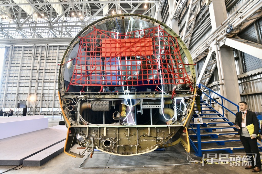 李天柱續指,中心使用已退役空中巴士A319部分切件作為教材。 李天柱續指,中心使用已退役空中巴士A319部分切件作為教材。