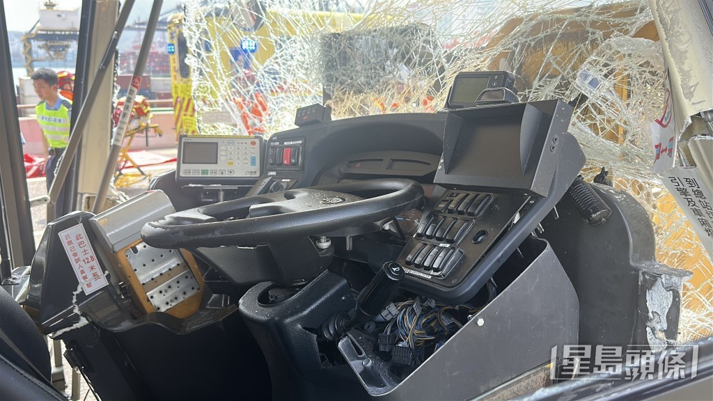 九巴車頭嚴重損毀。 九巴車頭嚴重損毀。