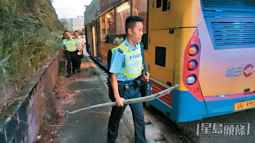 警方將傷人的鐵通撿走。資料圖片