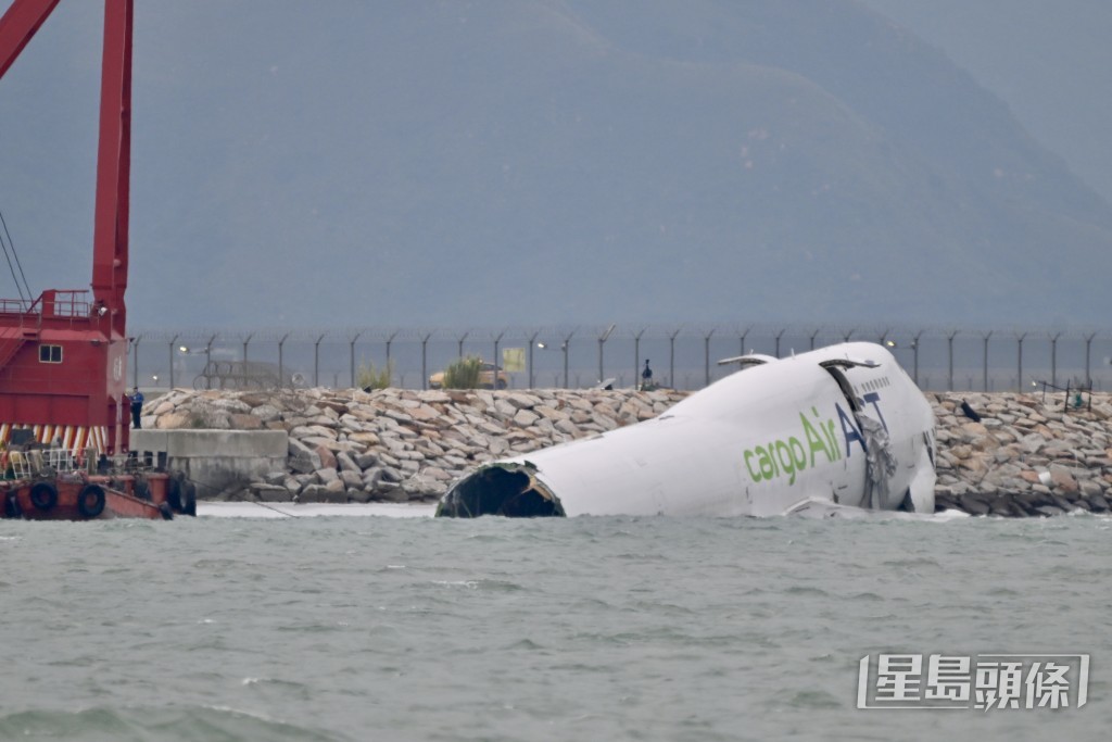 貨機殘骸仍在海面。劉駿軒攝 貨機殘骸仍在海面。劉駿軒攝