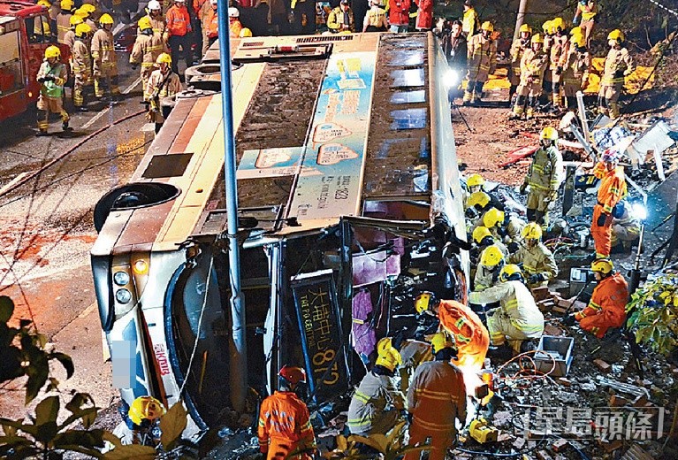 2018年2月,一輛九巴在大埔公路疑超速翻車,意外造成19人死亡。資料圖片 2018年2月,一輛九巴在大埔公路疑超速翻車,意外造成19人死亡。資料圖片