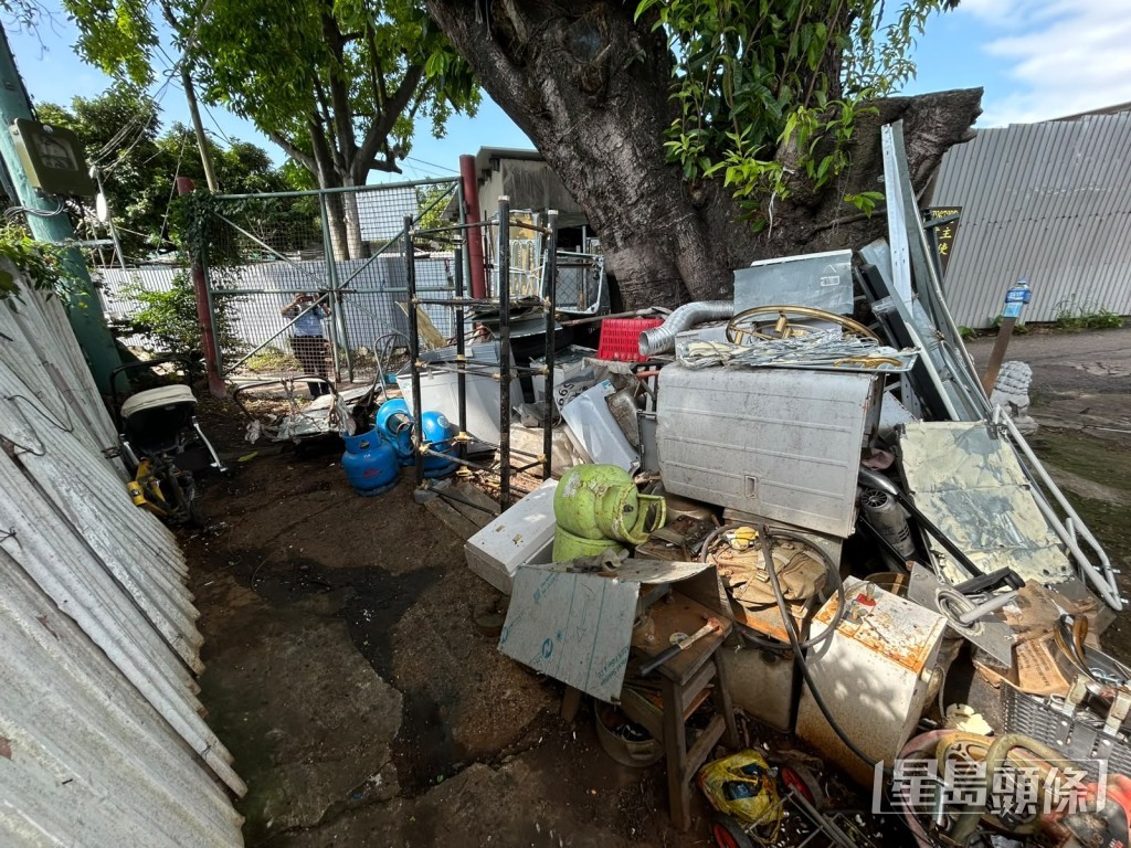 石屋對出空地堆滿雜物。曾志恒攝 石屋對出空地堆滿雜物。曾志恒攝