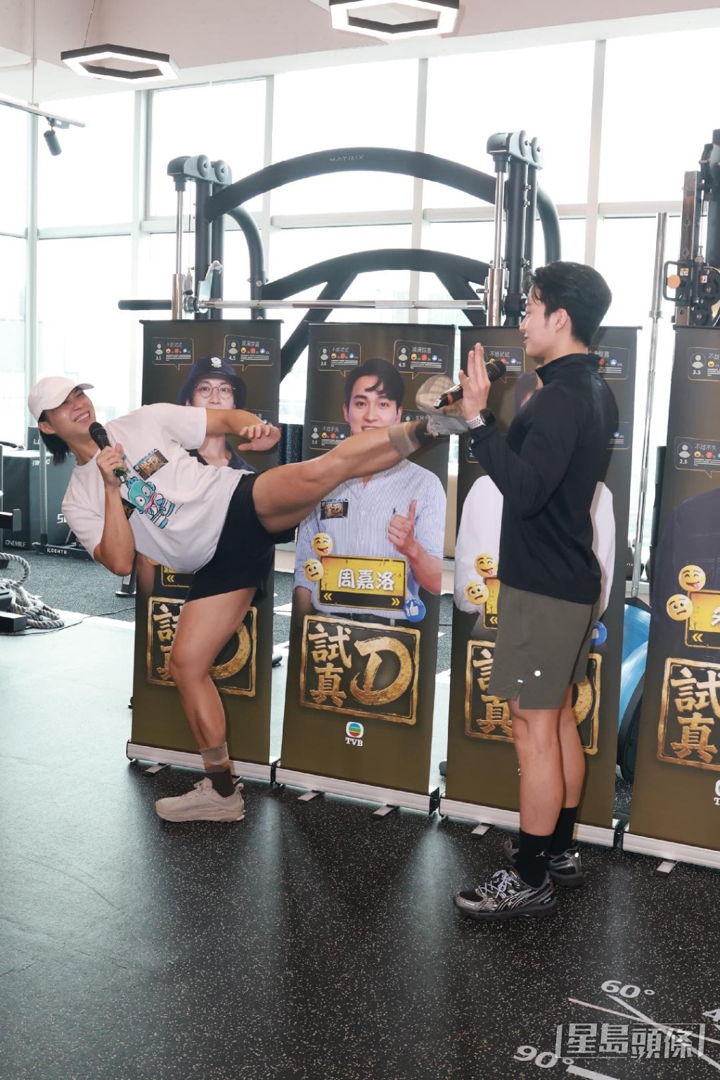 身為空手道運動員的坤哥更即場示範踢腿。