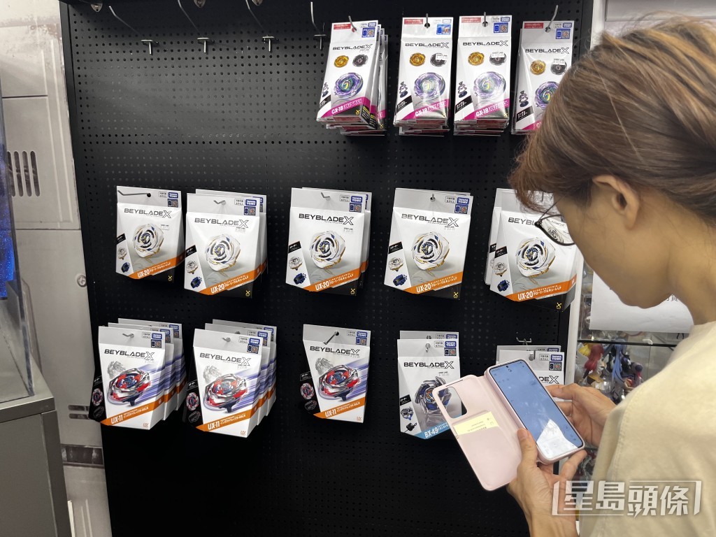 觀塘一玩具店購買爆旋陀螺的人潮。