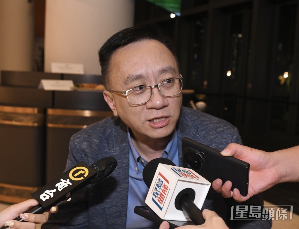 香港資訊科技商會榮譽會長方保僑認為酒吧開幕時機合適，亦指酒吧適合舉辦商業活動。