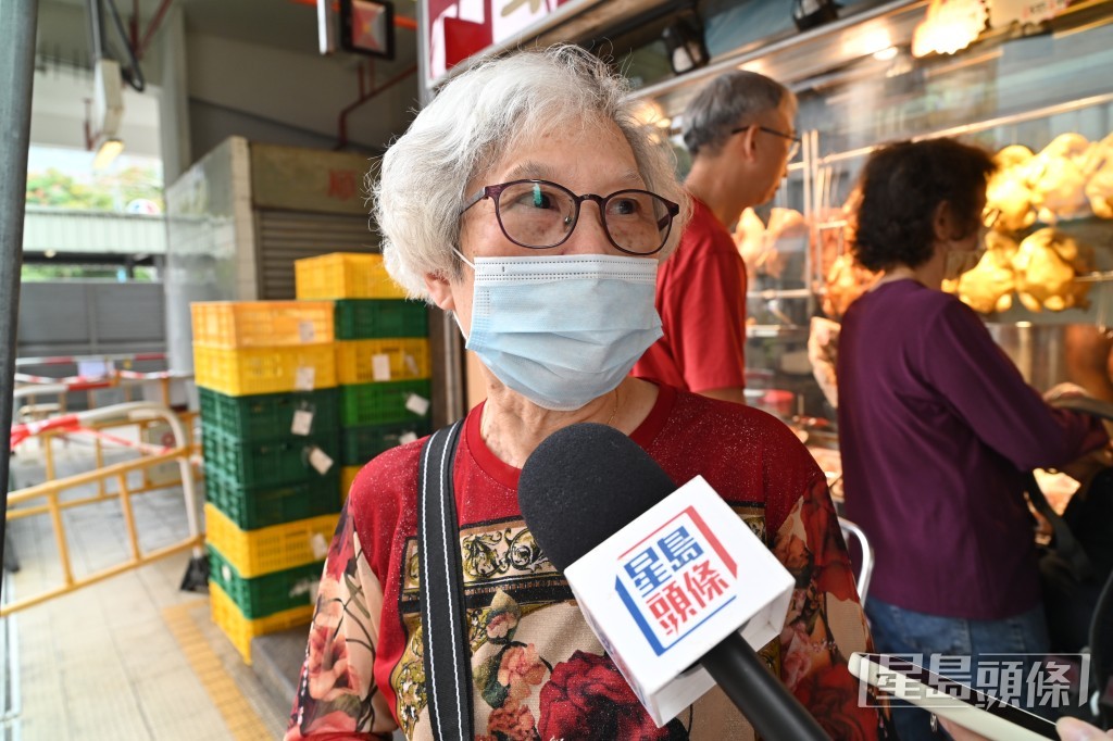 市民陳太疫情期間都沒有拜山,但認為清明拜山是傳統,決定今年前往。鍾健華攝 市民陳太疫情期間都沒有拜山,但認為清明拜山是傳統,決定今年前往。鍾健華攝