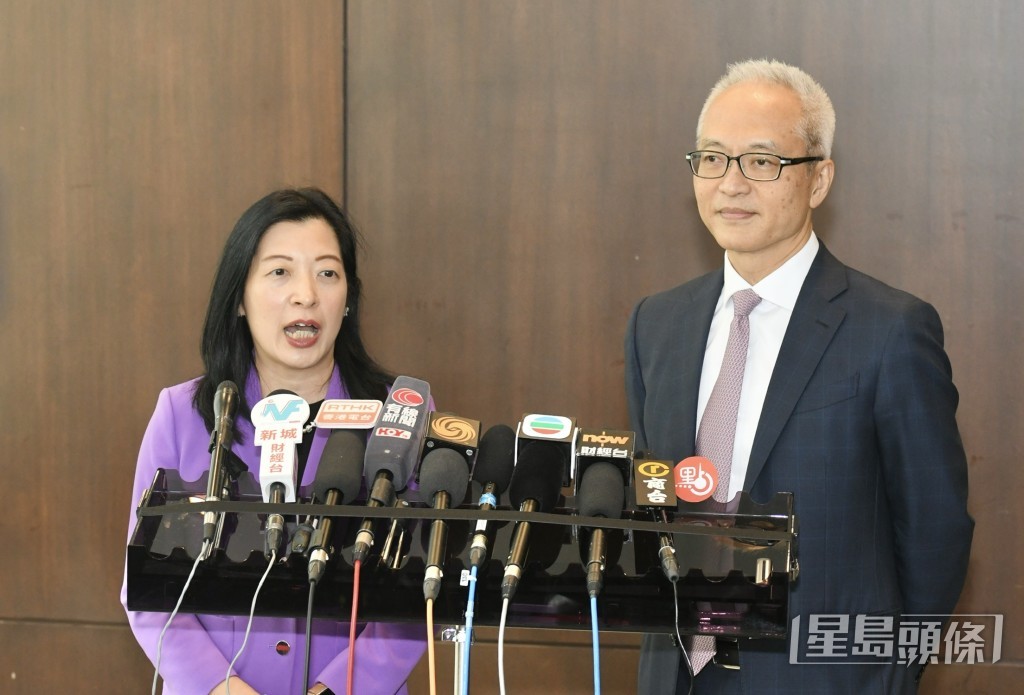 港交所首席營運總監劉碧茵（左）、管局副總裁及迅清結算控股副主席李達志。何君健 攝