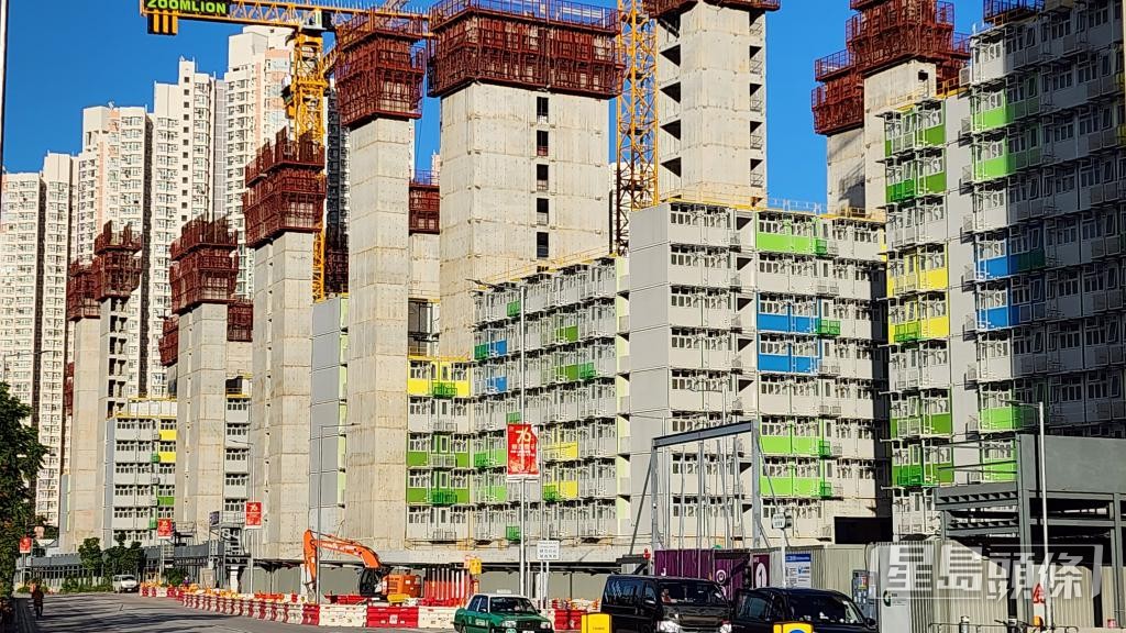 建築署加強對涉事承建商在小欖、屯門欣寶路(圖)及柴灣常安街3個「簡約公屋」工地的巡查。 建築署加強對涉事承建商在小欖、屯門欣寶路(圖)及柴灣常安街3個「簡約公屋」工地的巡查。