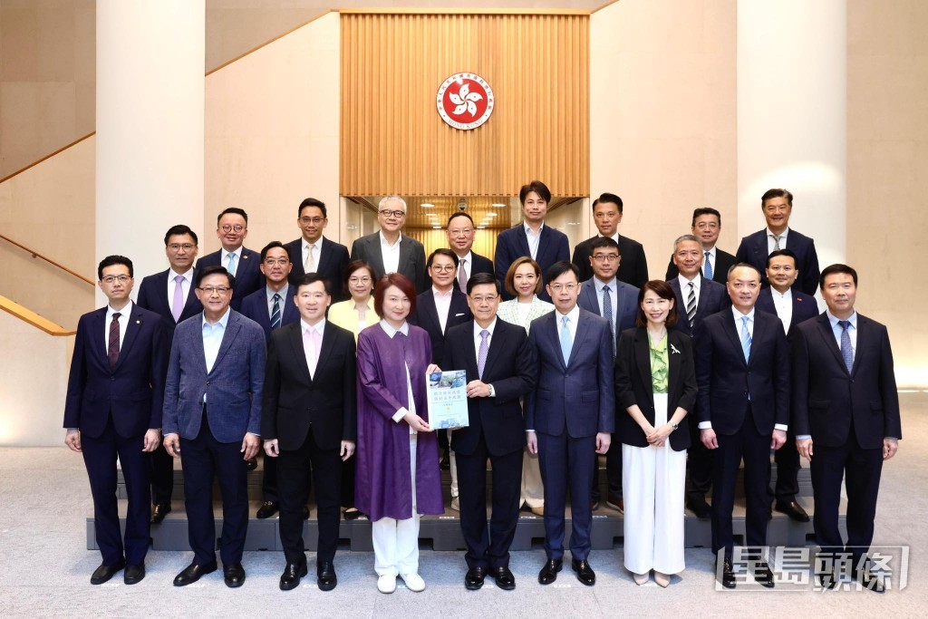 李家超今日聽取立法會議員就香港第一個五年規劃的工作結果。 李家超今日聽取立法會議員就香港第一個五年規劃的工作結果。