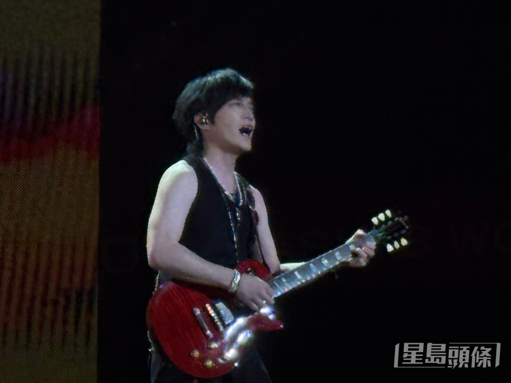 五月天將與五迷一同回顧音樂路上的點滴時光,在這座嶄新的音樂殿堂中,再次掀起屬於五月天的狂熱浪潮。 五月天將與五迷一同回顧音樂路上的點滴時光,在這座嶄新的音樂殿堂中,再次掀起屬於五月天的狂熱浪潮。