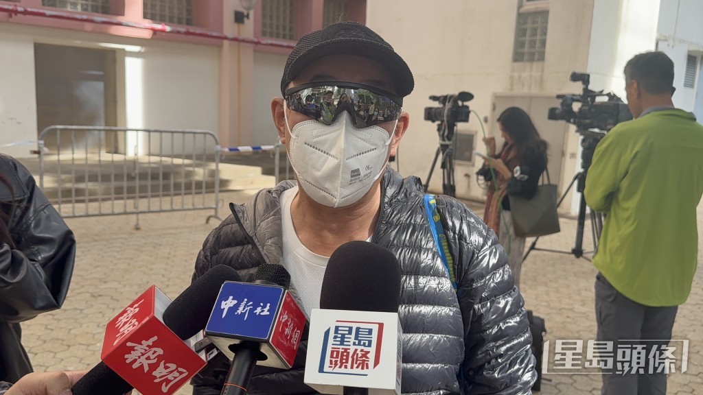 到場弔唁的街坊文生。何姵妤攝