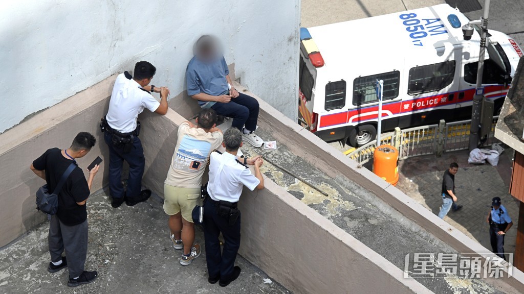 事主左手腕受傷,用紗布包紮。楊偉亨攝 事主左手腕受傷,用紗布包紮。楊偉亨攝