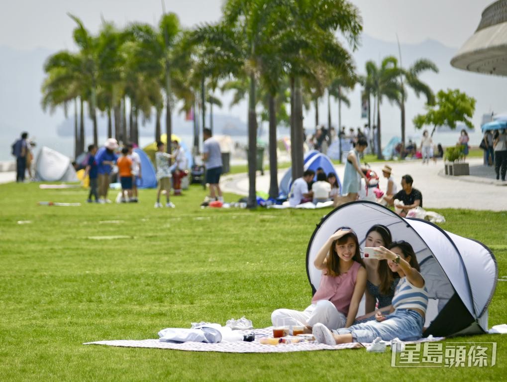 地球之友行政總裁洪藹誠建議，將應對酷熱天氣問題納入「香港氣候行動藍圖」，制訂長遠政策。