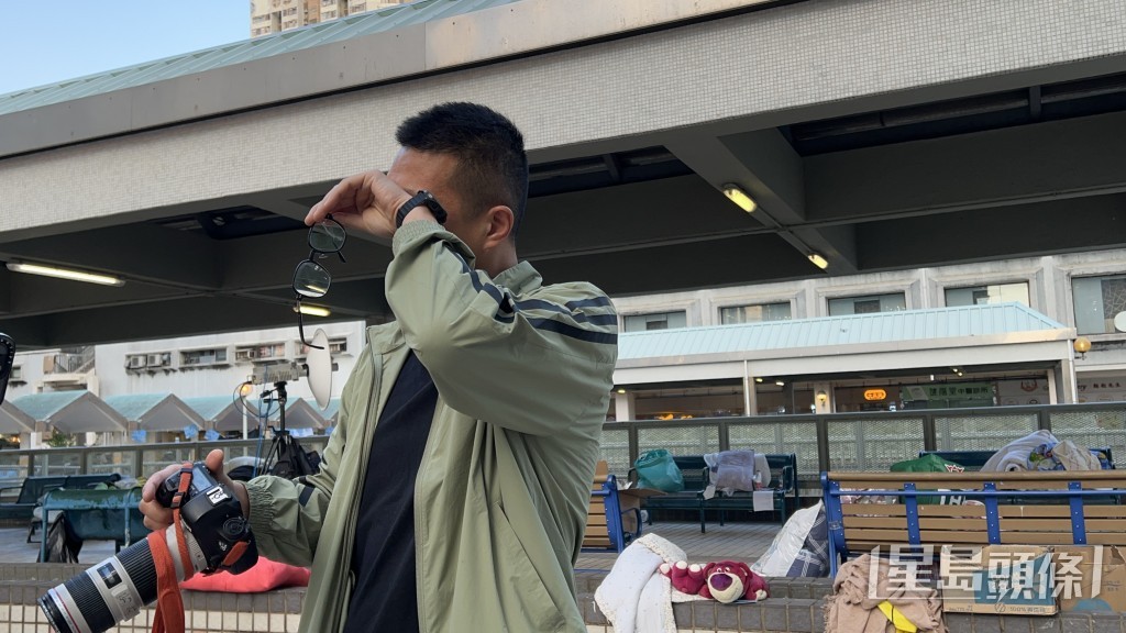 陸先生借用記者長鏡頭遙望居所，見家園盡毀不禁傷心落淚。蔡楚輝攝