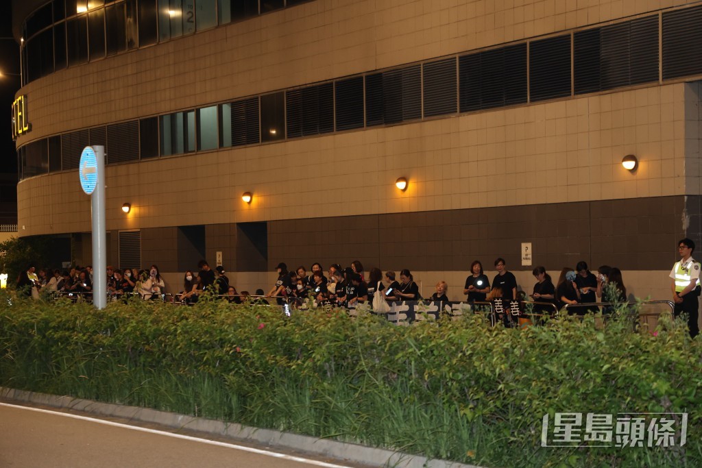 大批姜糖在機場VIP通道外等候偶像 大批姜糖在機場VIP通道外等候偶像