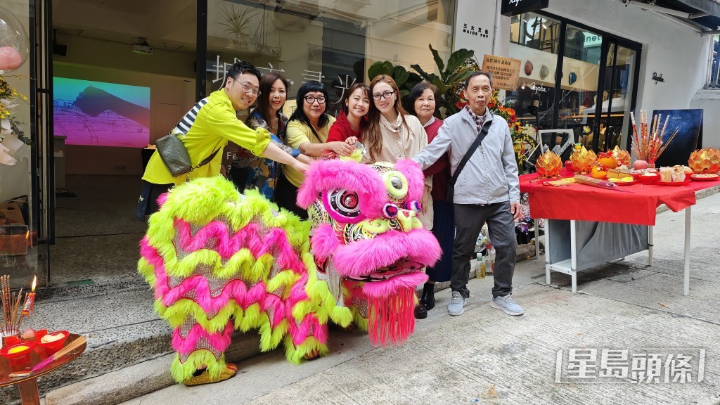 進行醒獅點睛儀式。 進行醒獅點睛儀式。