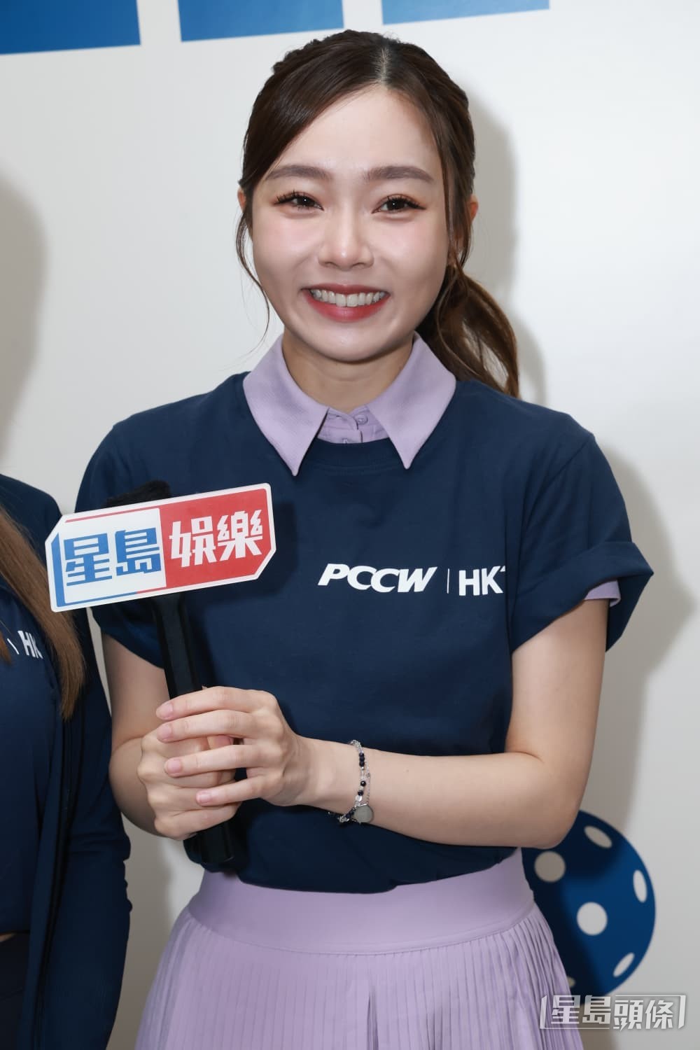 Yoyo開心有阿Gi做好姊妹。