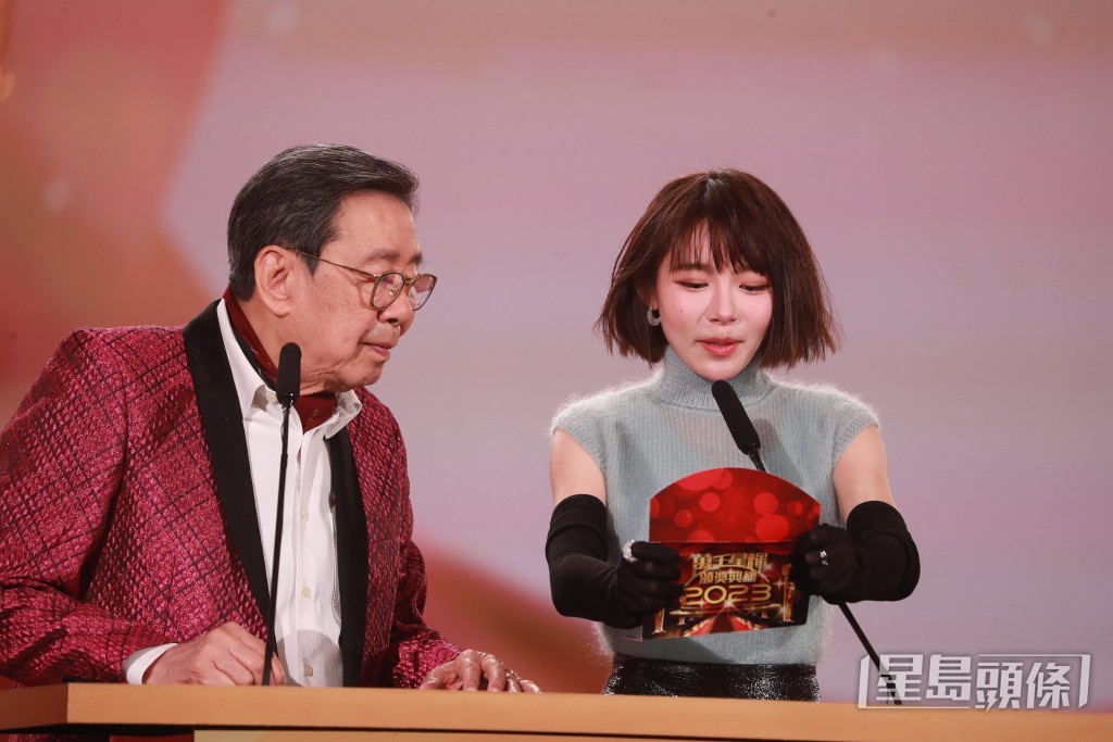 《隱形戰隊》獲得「馬來西亞最喜愛TVB劇集」，一班演員與監製文偉鴻一同上台攞獎，最後還一同攬攬。