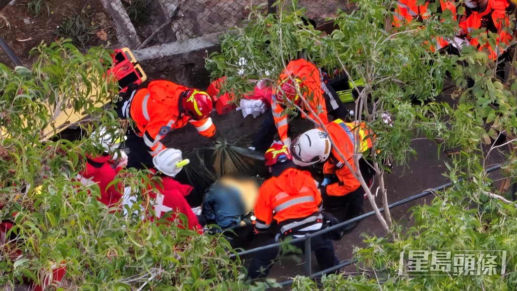至晚上近7時許，消防救出事主遺體。