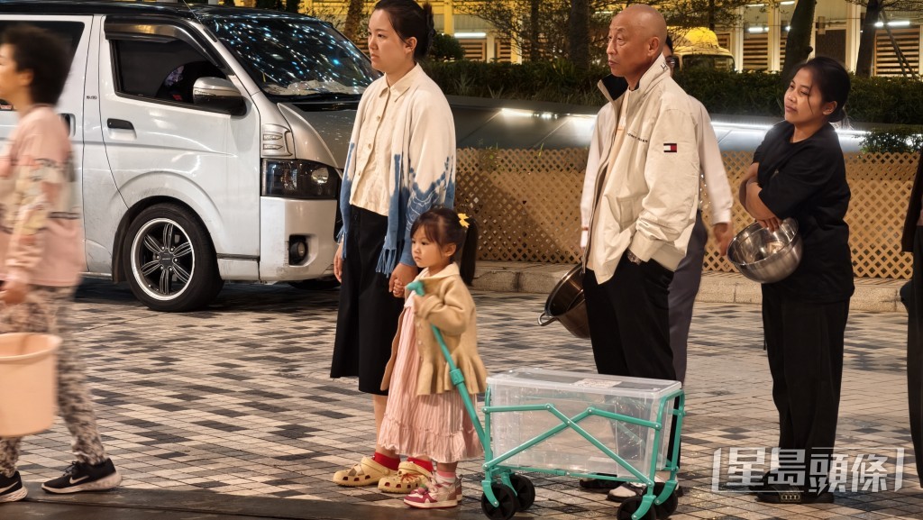 居民一家大細法寶盡出。 居民一家大細法寶盡出。