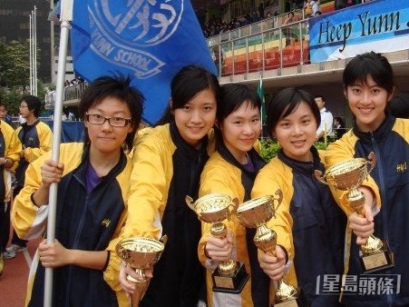 謝芷倫(右一)曾就讀協恩小學和中學,擔任校內田徑隊副隊長。 謝芷倫(右一)曾就讀協恩小學和中學,擔任校內田徑隊副隊長。