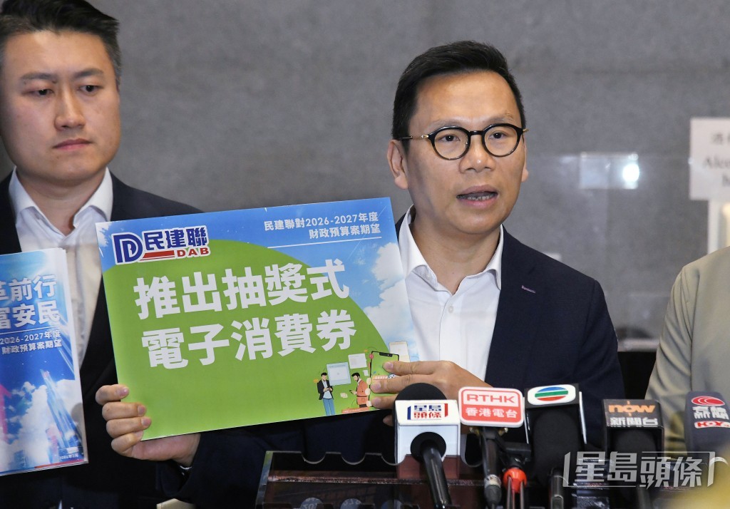 選委界陳恒鑌建議推出「抽獎式消費券」,市民在本地消費後可上載單據參與抽獎,贏取消費券於周末使用,以鼓勵留港消費。 選委界陳恒鑌建議推出「抽獎式消費券」,市民在本地消費後可上載單據參與抽獎,贏取消費券於周末使用,以鼓勵留港消費。