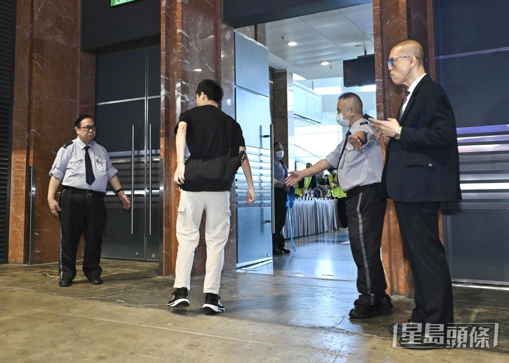 排在頭位的葉先生入場時承傳動漫傳統,復刻經典動作「反智轉身」。 排在頭位的葉先生入場時承傳動漫傳統,復刻經典動作「反智轉身」。