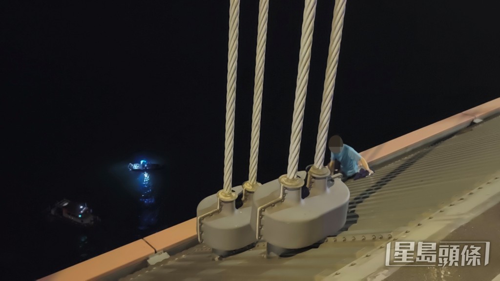 有水警輪消防輪在橋下戒備。 有水警輪消防輪在橋下戒備。