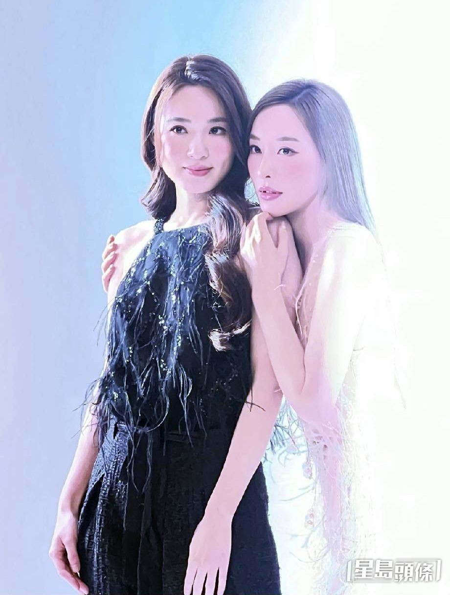 兩閨蜜心有靈犀。