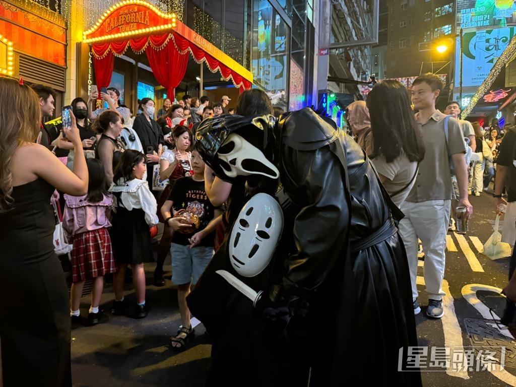 萬聖節.蘭桂坊乜鬼都有。謝宗英攝 萬聖節.蘭桂坊乜鬼都有。謝宗英攝