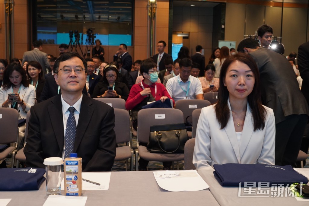 广东省司法厅厅长陈旭东（左）、澳门法务局局长梁颖姸（右）。叶伟豪摄