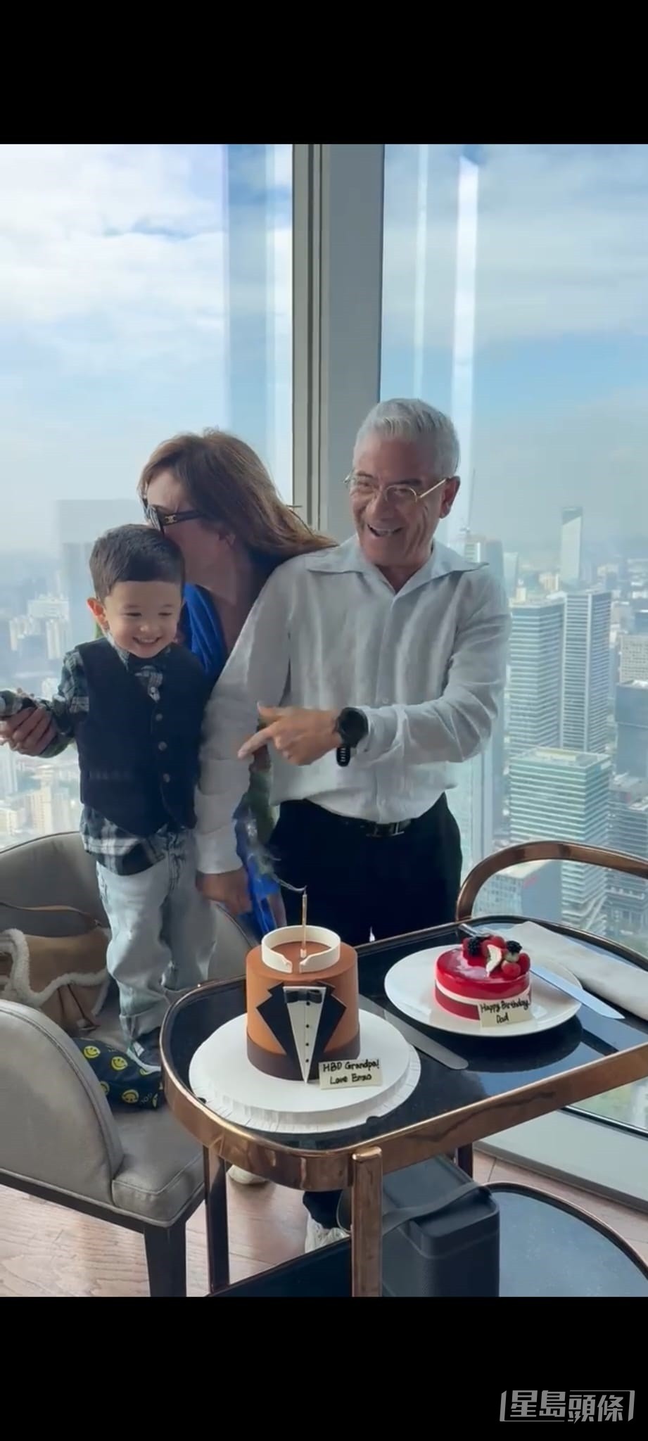 告东尼见到孙仔抢先一步吹蜡烛，立即大笑。