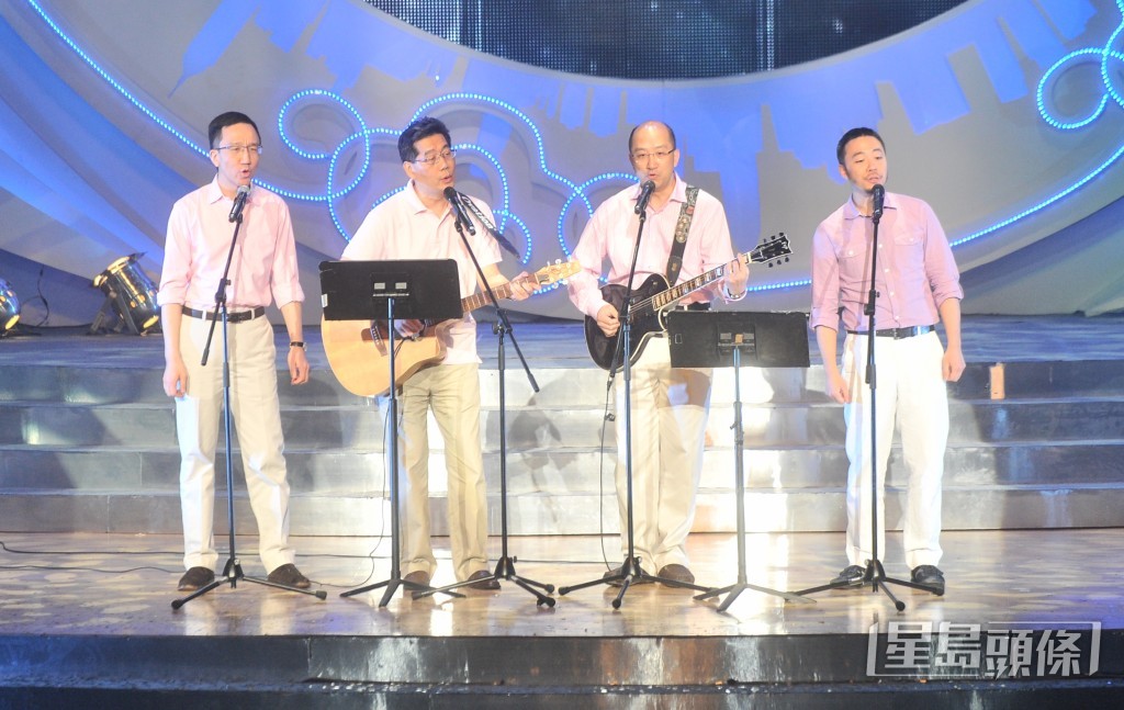 （左起）時任特首辦主任梁卓偉、蘇錦梁、時任政制及內地事務局局長譚志源及時任特首辦特別助理陳岳鵬在「民建聯20周年會慶文藝大匯演」，仿效歌壇男子組合唱歌。資料圖片