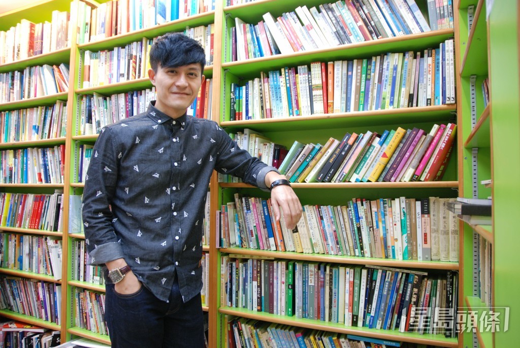 黃寶龍接手家族書店。