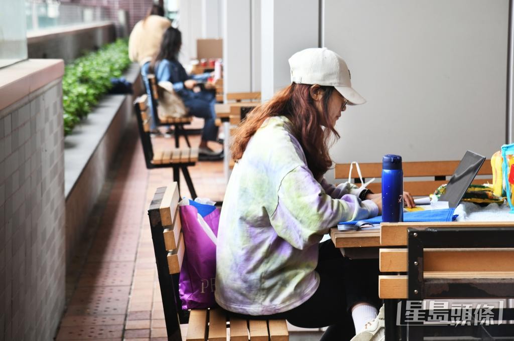有學者建議,年青人求學時應積極參與實習、交流或義工活動,豐富個人履歷。 有學者建議,年青人求學時應積極參與實習、交流或義工活動,豐富個人履歷。