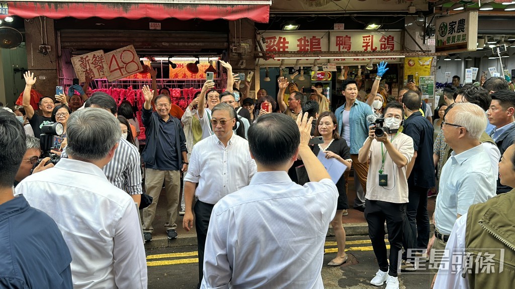 李家超今日（17日）早上落区到元朗听取市民意见。刘汉权摄